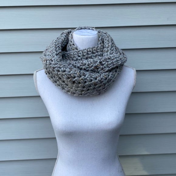 Tarcie Knitwear handmade infinity scarf in Gray Marble - Picture 3 of 4